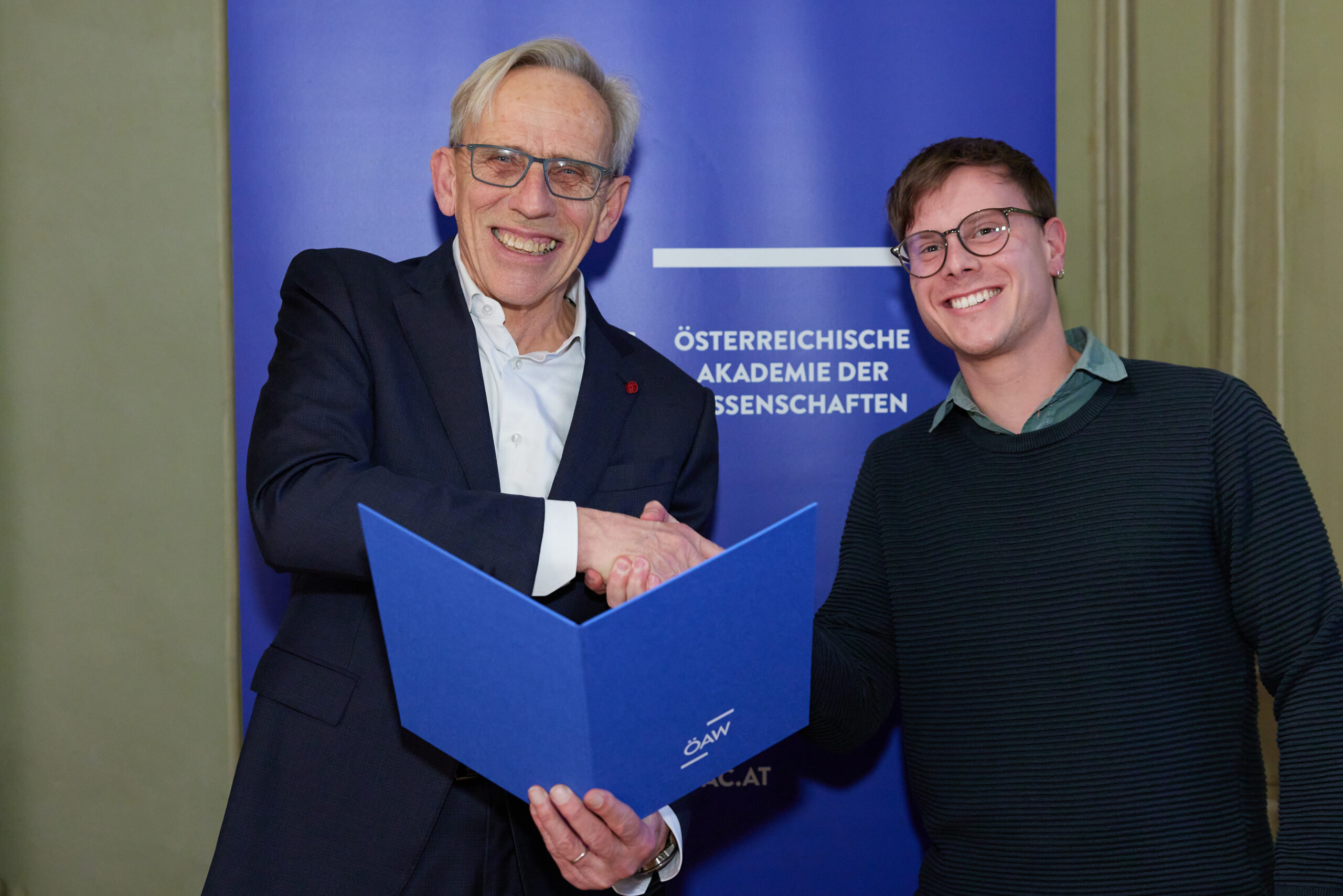 Receiving the W.E. Petraschek-Award of the Austrian Academy of Sciences by W. Baumjohann, President of the Divison of Mathematics and Natural Sciences. Fotocredit: L. Schedl, 2023